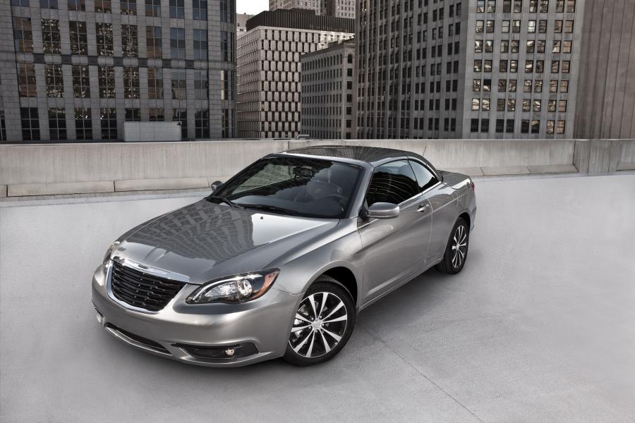  Chrysler 200 S Convertible 2011 года  (фото 16 из 18)